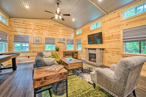 Stylish Cabin by Beavers Bend: Hot Tub & Fire Pit House in Broken Bow