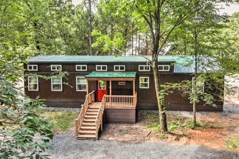 Stylish Cabin by Beavers Bend: Hot Tub & Fire Pit House in Broken Bow