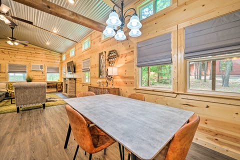 Hot Tub Relaxation! Dreamy Cabin Near Beavers Bend House in Broken Bow