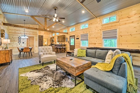 Stylish Cabin by Beavers Bend: Hot Tub & Fire Pit House in Broken Bow