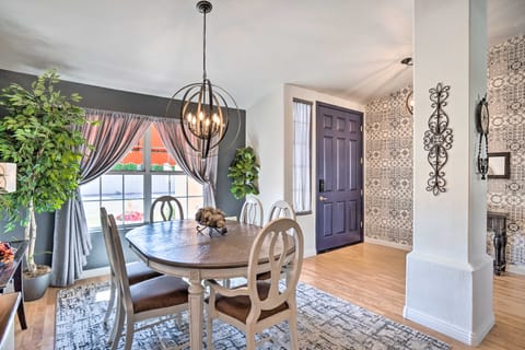 Pool, Putting Green, Fire Pit: Elegant Peoria Home House in Glendale