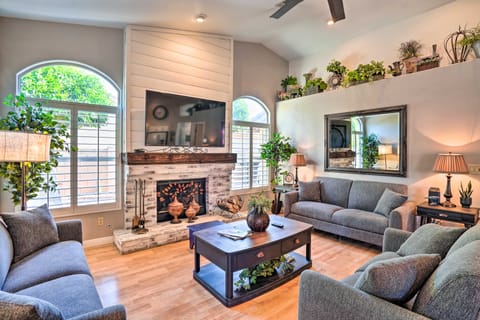 Pool, Putting Green, Fire Pit: Elegant Peoria Home House in Glendale