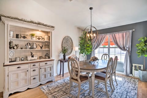 Pool, Putting Green, Fire Pit: Elegant Peoria Home House in Glendale