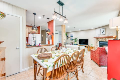 Walk to Slopes: Snowshoe Condo w/ Sunroom Apartment in Snowshoe