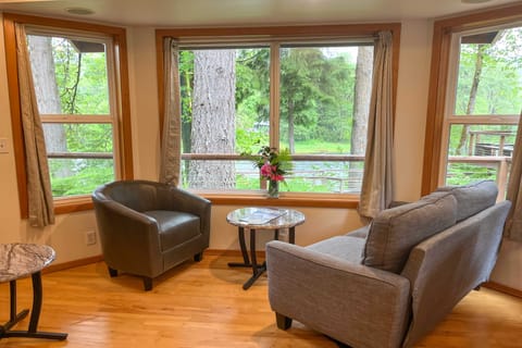 The River House' w/ Deck, on McKenzie River! House in McKenzie River