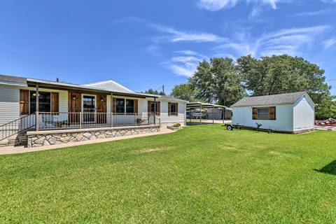 Lakefront Granbury Home, Boat Dock On-Site! House in Granbury