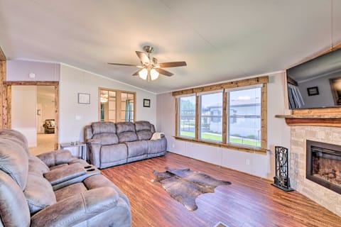 Lakefront Granbury Home, Boat Dock On-Site! House in Granbury