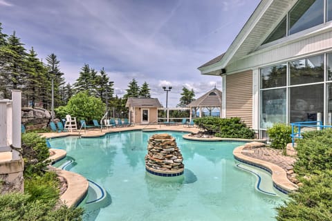 Snowshoe Condo w/ Mtn Views, Walk to Ski Lift Apartment in Snowshoe