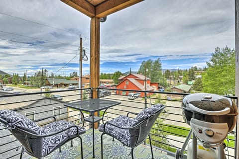 Grand Lake Condo w/ Balcony & Mountain Views Apartment in Grand Lake