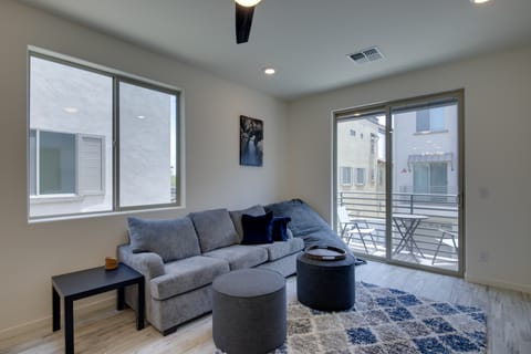 1 Mi to Intel Campus! Chandler Townhome w/ Pools Apartment in Chandler