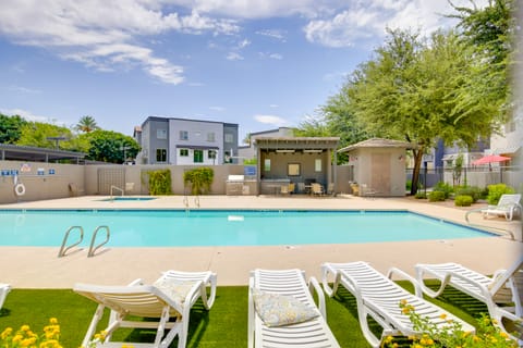 1 Mi to Intel Campus! Chandler Townhome w/ Pools Apartment in Chandler
