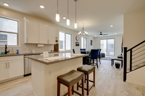 1 Mi to Intel Campus! Chandler Townhome w/ Pools Apartment in Chandler