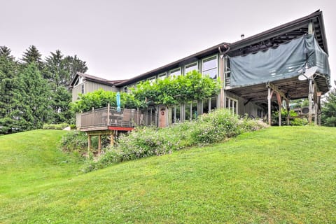 'Mimi’s Place' ~ Ohio Countryside Duplex w/ Deck Apartment in Ohio