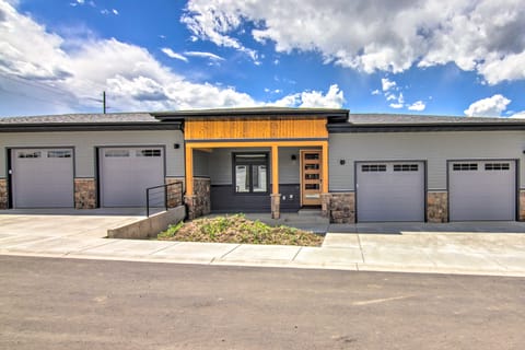 Modern Bozeman Family Townhome w/ Hot Tub! Apartment in Idaho