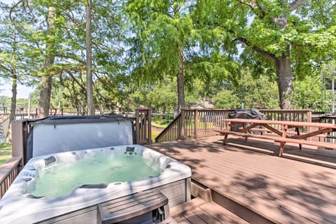 Tool Waterfront Home w/ Hot Tub & Fire Pit! House in Tool