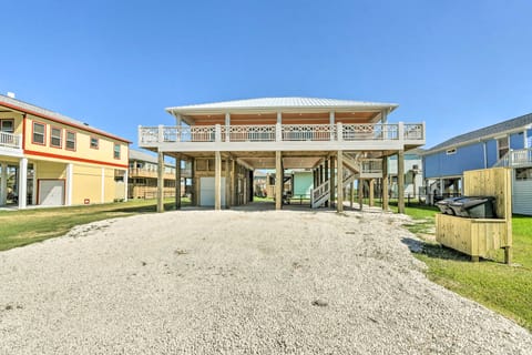 Walk to Shore: Coastal Escape in Crystal Beach! House in Bolivar Peninsula