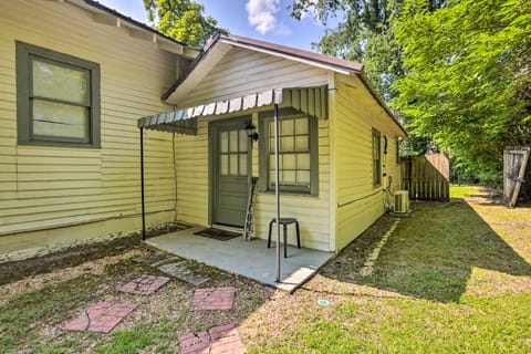 Quaint Leeds Studio w/ Yard ~ 18 Mi to Birmingham! Apartment in Leeds