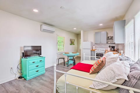 Quaint Leeds Studio w/ Yard ~ 18 Mi to Birmingham! Apartment in Leeds