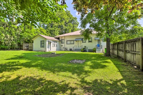 Quaint Leeds Studio w/ Yard ~ 18 Mi to Birmingham! Apartment in Leeds