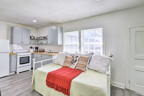 Quaint Leeds Studio w/ Yard ~ 18 Mi to Birmingham! Apartment in Leeds