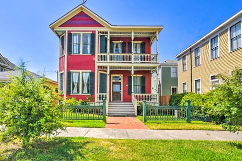 Stroll to The Strand! Convenient Historic Home House in Texas City