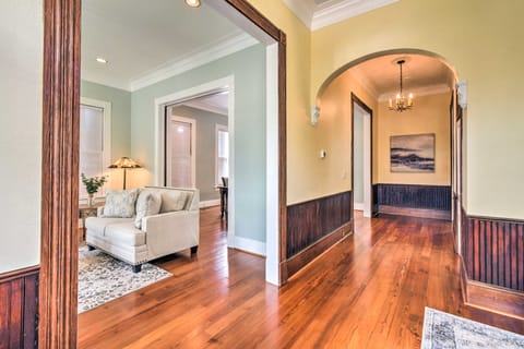 Stroll to The Strand! Convenient Historic Home House in Texas City