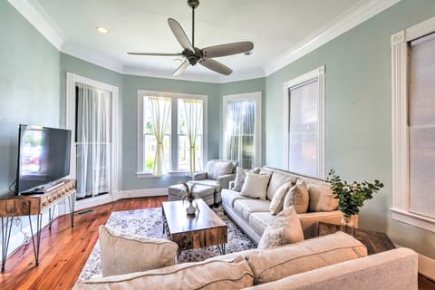 Stroll to The Strand! Convenient Historic Home House in Texas City