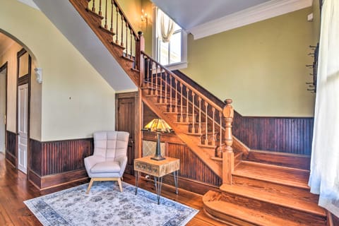 Stroll to The Strand! Convenient Historic Home House in Texas City