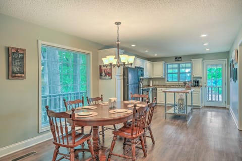 Lakefront Retreat w/ Deep Water + Great Views! House in Lake Sinclair