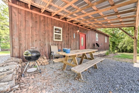 Charming New Concord Cabin on 50-Acre Farm! House in Lake Barkley
