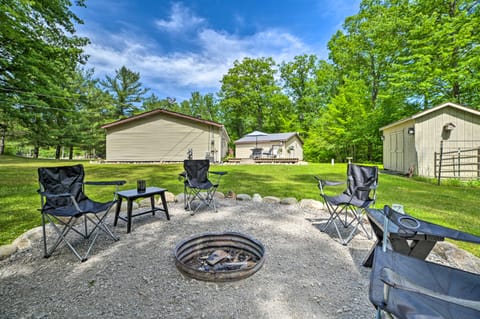 Cozy Hale Home Between Long & Loon Lakes! Cottage in Michigan