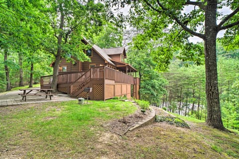 Central Sevierville Cabin w/ Hot Tub & Views! House in Pigeon Forge