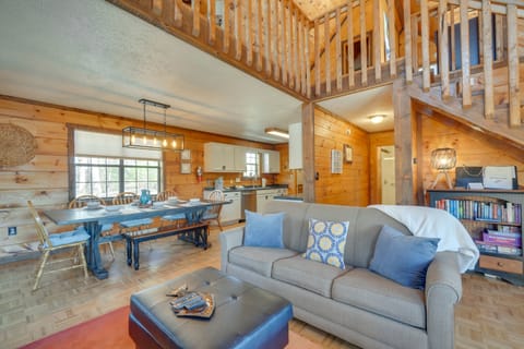 Central Sevierville Cabin w/ Hot Tub & Views! House in Pigeon Forge