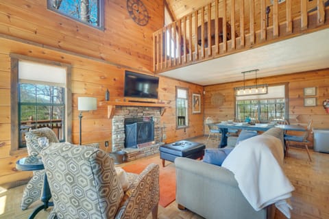 Central Sevierville Cabin w/ Hot Tub & Views! House in Pigeon Forge
