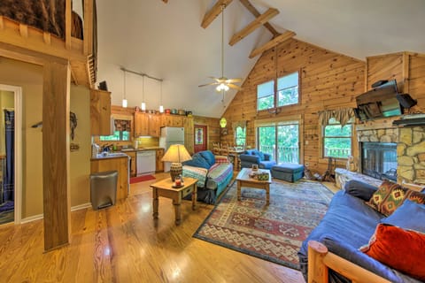 11 Mi to Calaboose Cellars: Marble Cabin w/ Deck! House in Tennessee