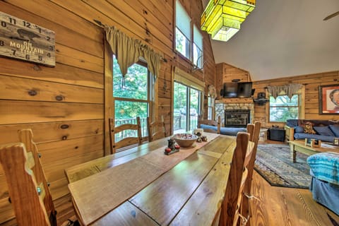 11 Mi to Calaboose Cellars: Marble Cabin w/ Deck! House in Tennessee