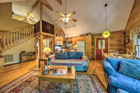 11 Mi to Calaboose Cellars: Marble Cabin w/ Deck! House in Tennessee