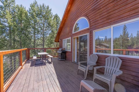 < 8 Mi to Donner Lake: Home w/ Deck + Balcony! House in Truckee