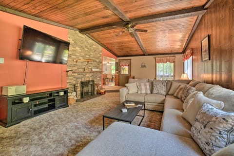 Charming Pymatuning Lake House Near Park & Beach House in Lake Erie