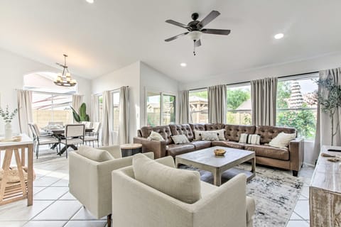 Putting Green! Desert Group Getaway in Chandler House in Gilbert