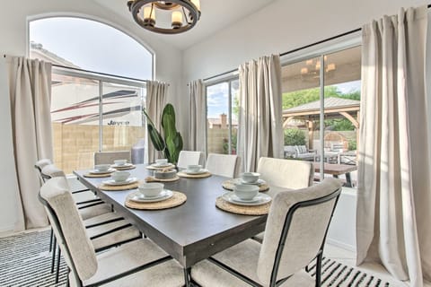 Putting Green! Desert Group Getaway in Chandler House in Gilbert