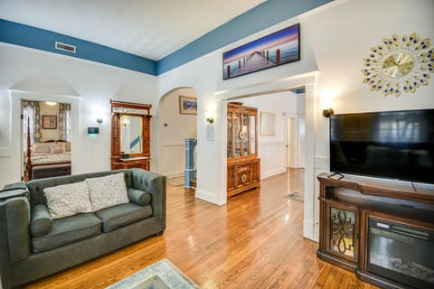 Hampton Sanctuary w/ Fire Pit & Fenced Yard! House in Norfolk