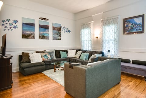 Hampton Sanctuary w/ Fire Pit & Fenced Yard! House in Norfolk