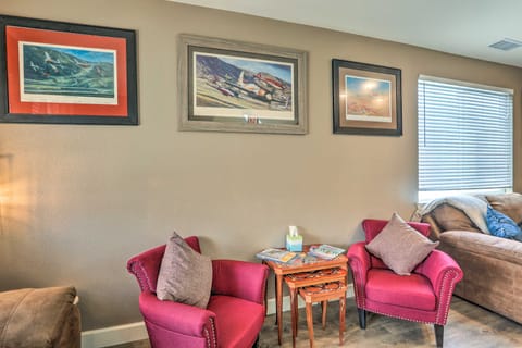 Air Racing Decor, Hot Tub: Sparks Home! House in Sparks