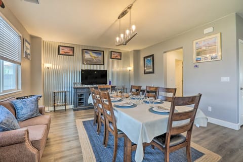 Air Racing Decor, Hot Tub: Sparks Home! House in Sparks