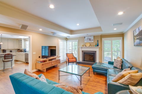 Pool, Hot Tub & Outdoor Theater: Franklin Retreat House in Franklin