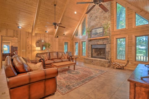 ‘Country Cabin’ w/ Wraparound Deck & Views! House in Arkansas