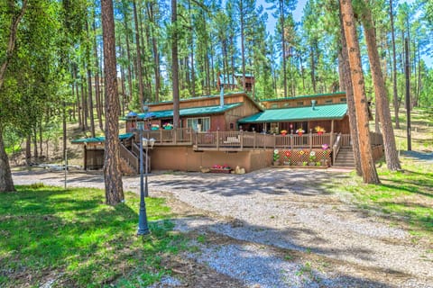 Sleepy Bear Cabin in Ruidoso: Deck & Yard Games! House in Ruidoso