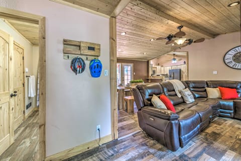 Sleepy Bear Cabin in Ruidoso: Deck & Yard Games! House in Ruidoso