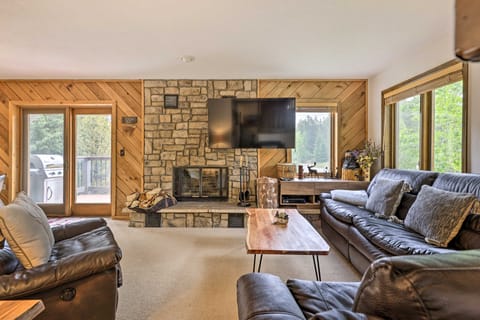 Walk to Ski Lift: Breckenridge Retreat w/ 2 Decks! Apartment in Breckenridge